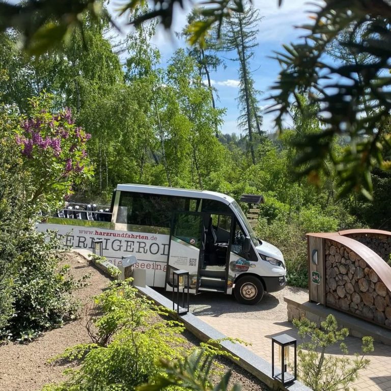 Reisebus parkt vor dem Waldgasthaus Armeleuteberg Cabriobus parkt vor der terrasse vom Waldgasthaus Armeleuteberg und ermöglicht ebenerdigen Zugang