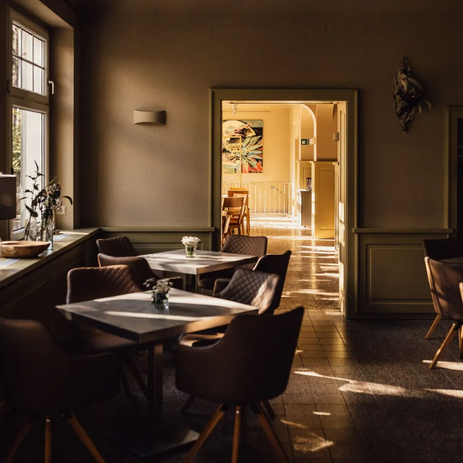 Restaurant und Eventlocation Waldgasthaus Armeleuteberg Foto vom ersten Gastraum des Waldgasthauses Armeleuteberg mit Blick in den folgenden Gastraum